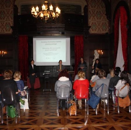 Uczestnicy podczas warsztatów „Analiza formalna dzieła plastycznego” w sali balowej Pałacu Herbsta.