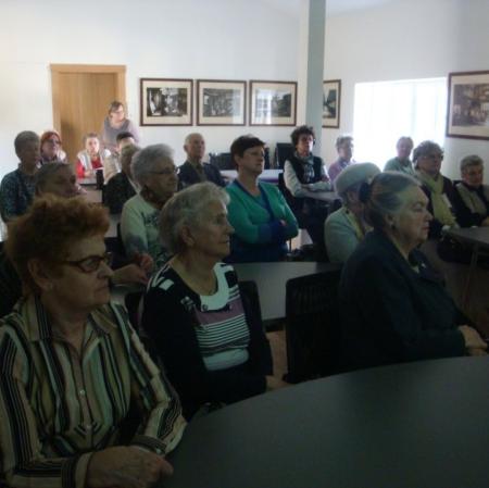 Słuchacze wykładu "Splendor płomienistego akantu, czyli Neorokoko".