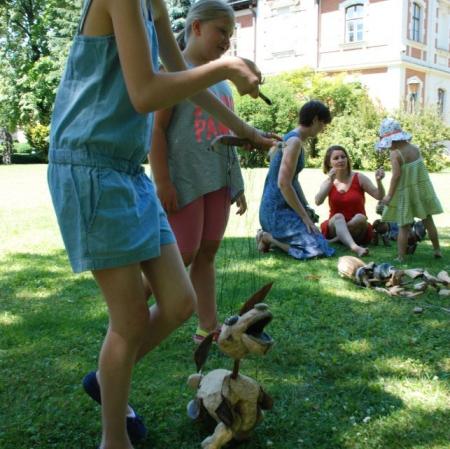 Marionetka czy to pieska, czy to osła, z którą dzieci nie chciały się rozstać .