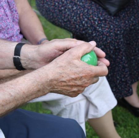 Uczestnik warsztatu trzymający kule do gry w krokieta.