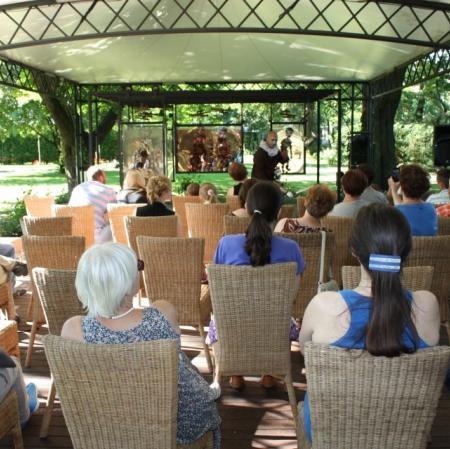 Spektakl "Hamlet" Williama Szekspira  w pałacowej altanie w adaptacji Adama Walnego, w której wykorzystano autorską technikę podwodnych marionetek.