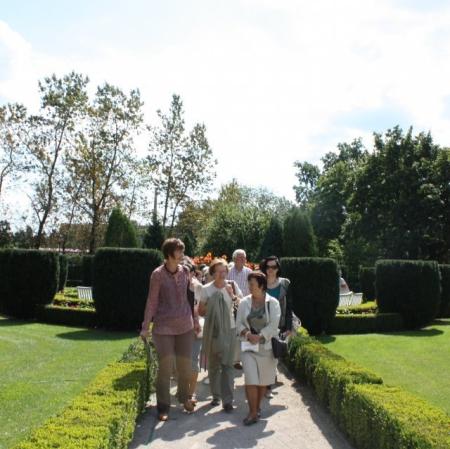 Uczestniczy podczas spaceru "Parki na Księżym Młynie. Ogrodowe pasje rodziny Herbstów i Scheiblerów".