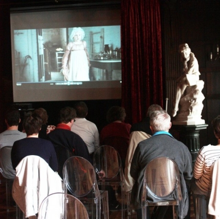 Uczestnicy III Warszawskiego Tygodnia Kultury Bez Barier w Muzeum Pałac Herbsta podczas pokazu filmu "Jaśniejsza od gwiazd" z audiodyskrypcją.