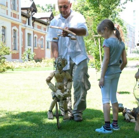 Najmłodszych uczestników warsztatów "Wspomnienie o Annie Marii Herbst" poprowadzonych przez Adama Walnego, zadziwiały niezwykłe marionetki, które nawet jeździły na rowerze.