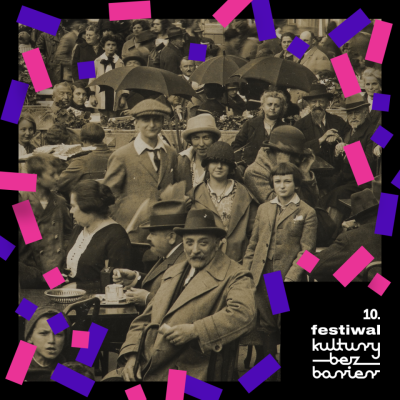 Historyczna fotografia w sepii, tłum ludzi w różnym wieku siedzy przy stolikach, część trzyma parasole, niektóre z osób pozują do zdjęcia.  Otoczone ramką Festiwalu Kultura Bez Barier dookoła rozsypane różowe i fioletowe małe prostokąty jak konfetti.