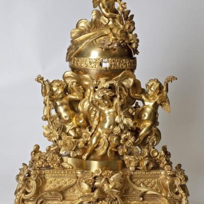 Zegar eksponowany salonie lustrzanym Pałacu Herbsta