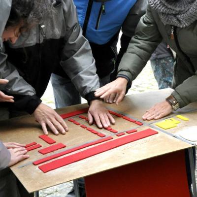 Uczestnicy warsztatów nad tyflografiką przedstawiającą plan Księżego Młyna