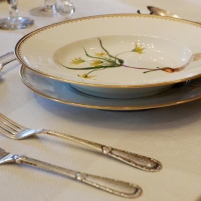 Zbliżenie na jedno nakrycie - talerze i sztućce