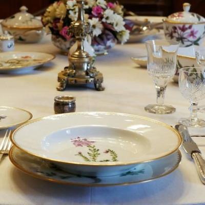 Zastawiony stół, na pierwszym planie jedno z nakryć