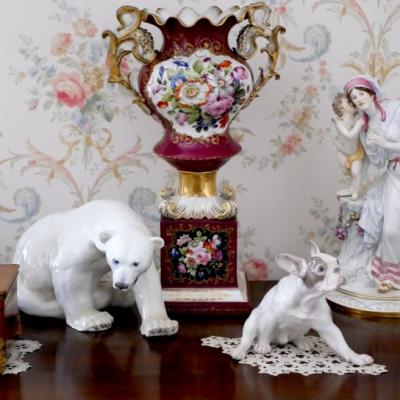 Blat komody na którym stoją szkatułka srebrne lichtarze porcelanowe figurki wazon 