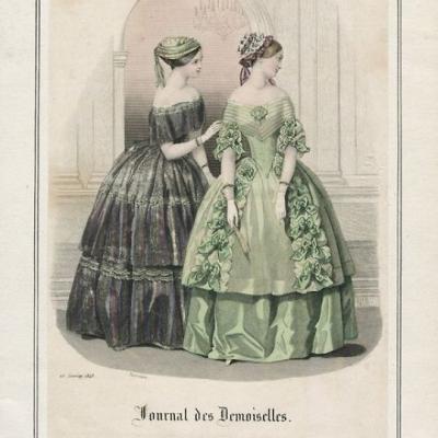 Kartka z katalogu mody z 1848 r., na której obok siebie stoją dwie młode kobiety w balowych sukniach.