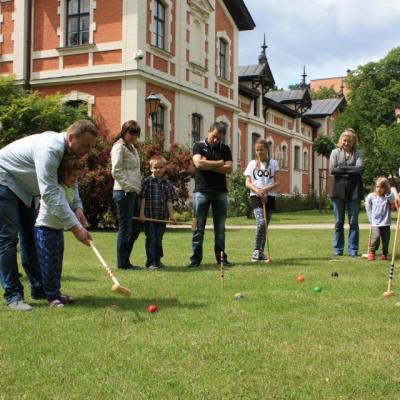 Gra w krokieta w przypałacowym ogrodzie