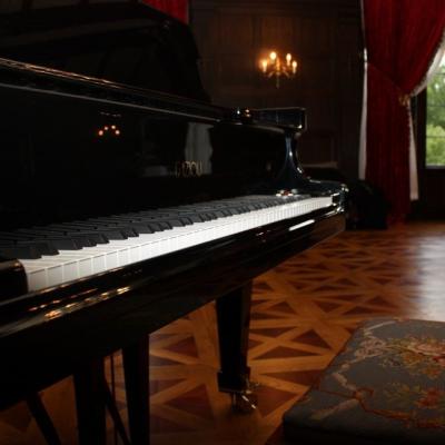 Fortepian Fazioli w sali balowej Pałacu Herbsta