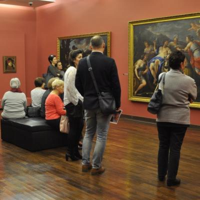 Goście zwiedzający Galerię Sztuki Dawnej