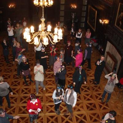 Uczestnicy karnawałowej zabawy w sali balowej