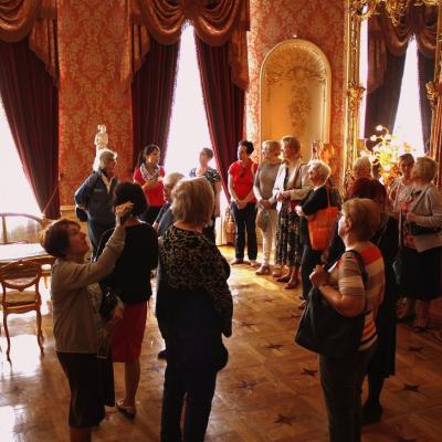 Goście zwiedzający wnętrza Pałacu Herbsta podczas Senioraliów