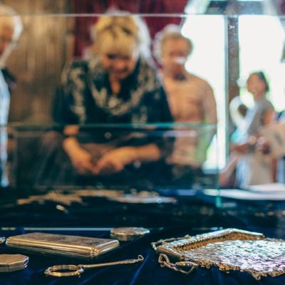 Zdjęcie przedstawia fragment wystawy "Nie zmarnujcie Niepodległości. Srebra Funduszu Obrony Narodowej"