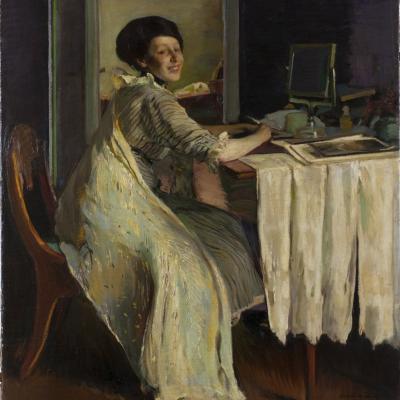 Obraz Konrada Krzyżanowskiego, kobieta uśmiecha się siedząc przy biurku, w prawej ręce trzyma pióro.