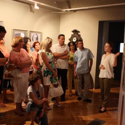 Uczestnicy specjalnego "urodzinowego" oprowadzenia po wystawie "Herbstowie. Historie niedokończone"