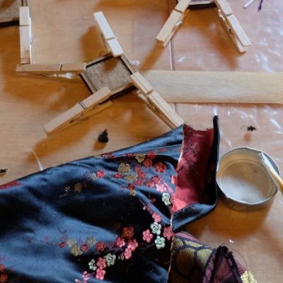 Rozłożone na stole materiały plastyczne