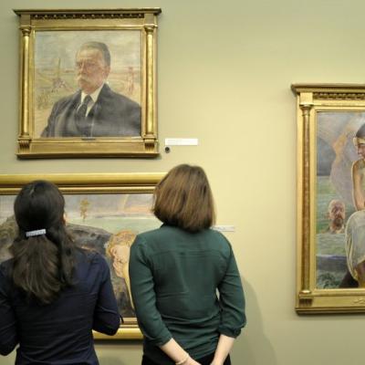 Zwiedzające w Galerii Sztuki Dawnej