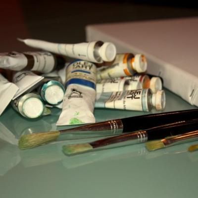 Pędzle i tubki z farbą