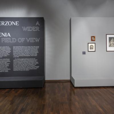 Zdjęcie przedstawia wnętrze wystawy "Poszerzone pole widzenia"