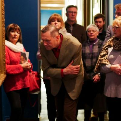 Zdjęcie przedstawia grupę dorosłych stojących we wnętrzu.