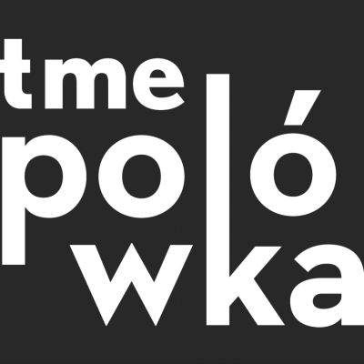 Białe litery z logo polówki na czarnym tle 