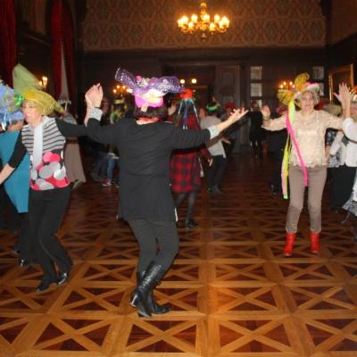 Karnawałowe tańce w sali balowej