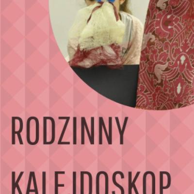 Grafika przedstawiająca na różowym tle fragment zdjęcia w prawym górnym rogu, na którym pacynka i kotara. Rodzinny Kalejdoskop