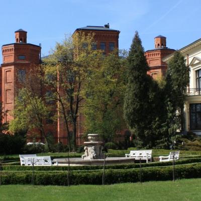 Widok przędzalni Scheiblera od strony ogrodu przy pałacu Herbsta