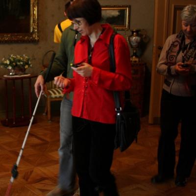 Niewidomi zwiedzający wnętrza Pałacu Herbsta