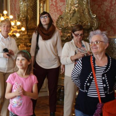 Goście zwiedzający Salon Lustrzany w Pałacu Herbsta