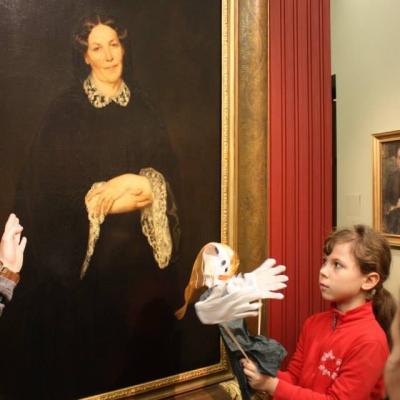 Uczestniczka warsztatów rodzinnych w Galerii Sztuki Dawnej