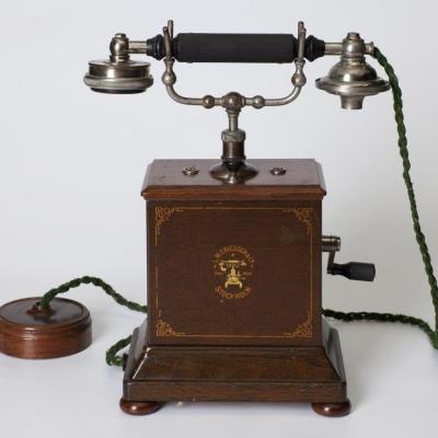 Telefon stojący z korbą firmy Ericsson, pocz. XX w., zbiory Muzeum Pałac Herbsta, Oddziału Muzeum Sztuki w Łodzi