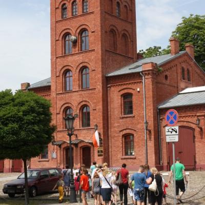 Uczestnicy lipcowych warsztatów "Pan Herbst i tajemnice Księżego Młyna" przed dawna remizą strażacką przy ul. Tymienieckiego