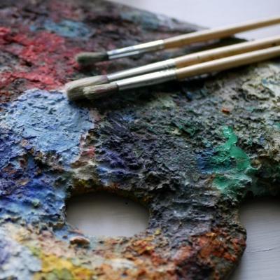 Zbliżenie na paletę z pędzlami.