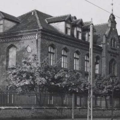 Czarno-biała fotografia ceglanego budynku