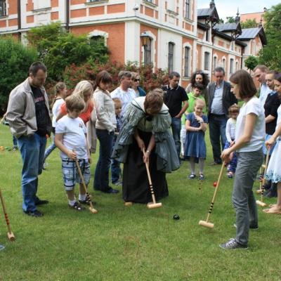 Uczestnicy spotkania pt. "Pałacowe Szarady" grają w krokieta w ogrodzie Pałacu Herbsta