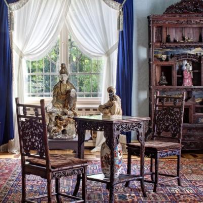 Zdjęcie: wnętrze, w którym stoją dalekowschodnie meble i rzemiosło artystyczne