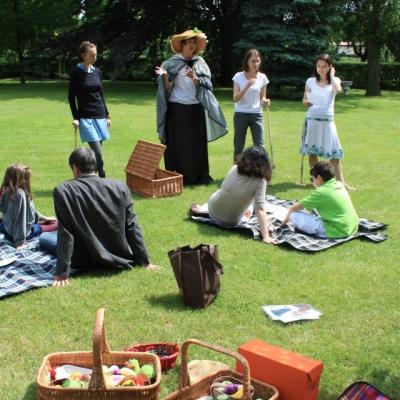 Piknik w ogrodzie Pałacu Herbsta podczas spotkania zatytułowanego "Pałacowe szarady" 