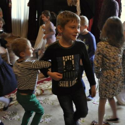 Zdjęcie: kilkoro dzieci tańczy w parach.