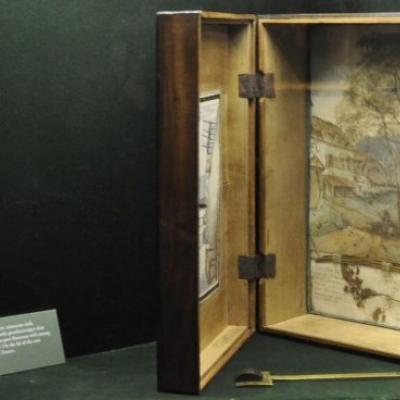 Szkatułka z pamiątkami po Janie Jakubie Rousseau prezentowana na wystawie „Otwieram Świątynię Pamięci.” Zbiory Czartoryskich a narodziny idei muzeum w Polsce.