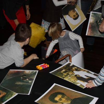 Uczestnicy rodzinnych warsztatów na wystawie "Maurycy Gottlieb. W poszukiwaniu tożsamości"