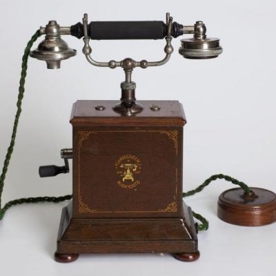 Telefon stojący z korbą firmy Ericsson, pocz. XX w.