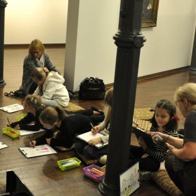 Uczestnicy warsztatów w Galerii Sztuki Dawnej