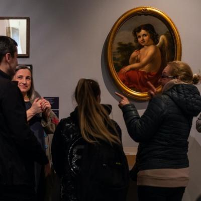 Kilka osób rozmawiających w przestrzeni wystawy