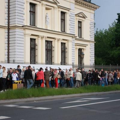 Kolejka przed wejściem do Muzeum Pałac Herbsta podczas Nocy Muzeów