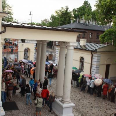 Kolejka zwiedzających przed Pałacem Herbsta podczas Nocy Muzeów 2014